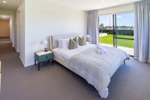 4 bedrooms, desk, iron/ironing board, free WiFi