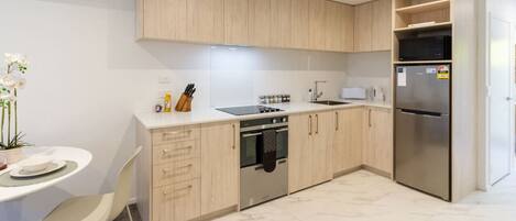 Réfrigérateur, micro-ondes, four, plaque de cuisson