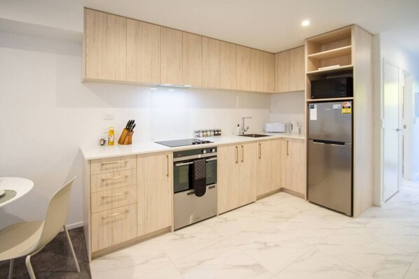 ثلاجة، ميكروويف، فرن، موقد طهي مسطح