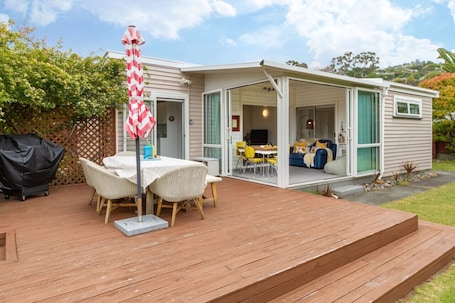 屋外ダイニングエリア. Coastal Comfort: Spacious 3BR Getaway in Redcliffs