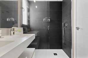 Dusche, Haartrockner, Handtücher, Seife