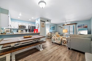 TV - BEACH-FRONT CONDO, OUTDOOR POOL, PRIVATE BALCONY! (Gulf Shores)