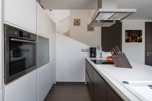 Fridge, oven, stovetop, dishwasher