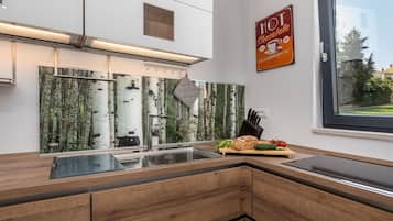 Fridge, oven, stovetop, dishwasher