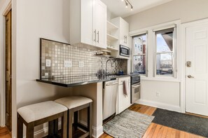 Private kitchen - Luxury Short North Top Floor Condo & 2 Beds (Columbus)