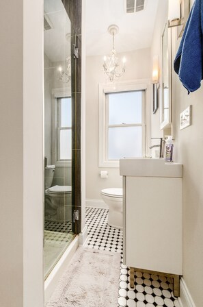 Dusch, hårtork, handdukar och tvål