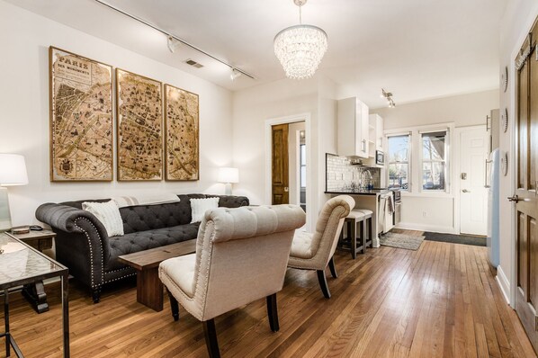 Living area - Luxury Short North Top Floor Condo & 2 Beds (Columbus)