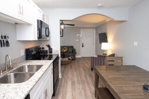 Jääkaappi, mikroaaltouuni, uuni, liesi