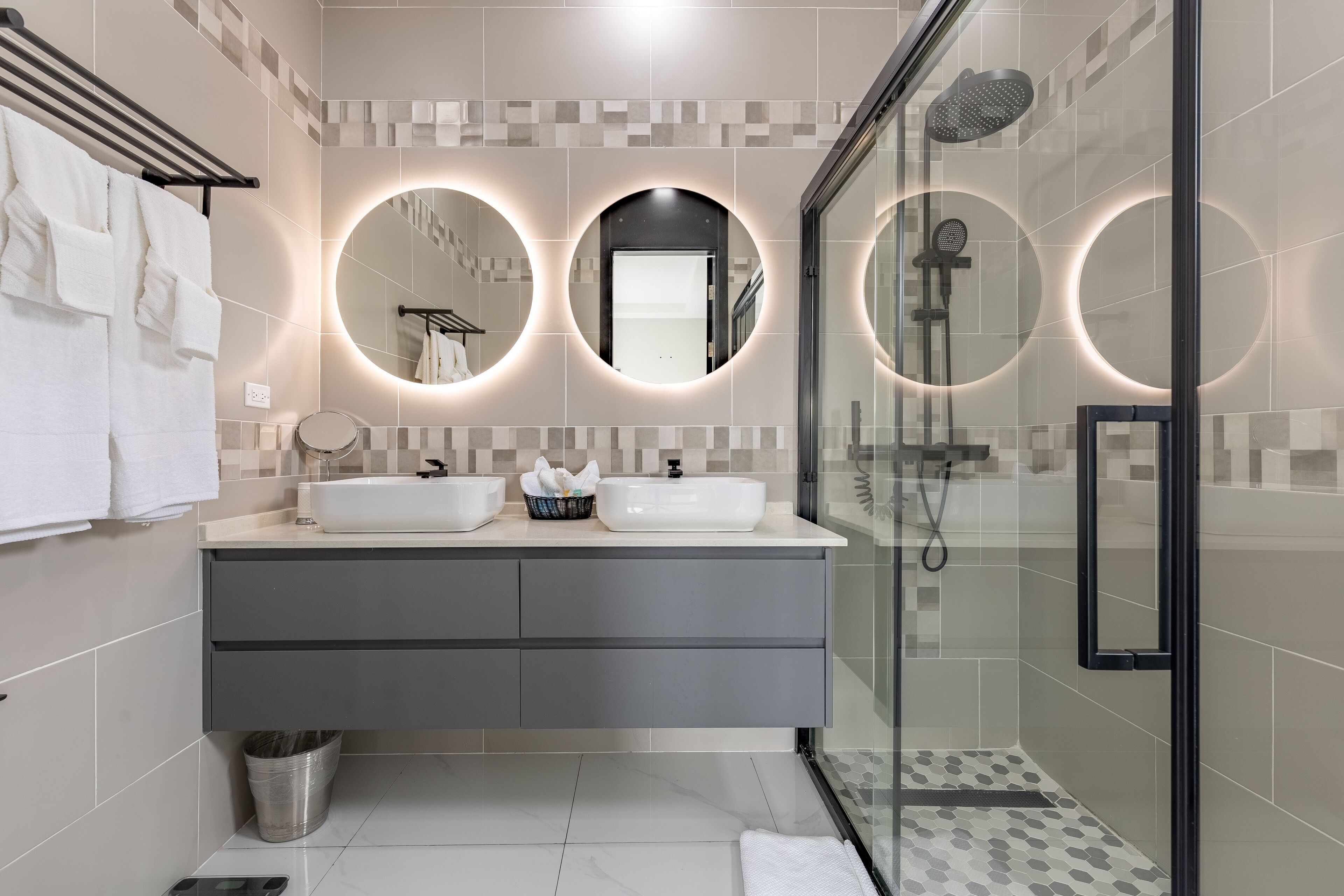 Douche, sèche-cheveux, bidet, serviettes fournies