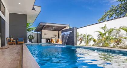 Coral Dream House - Tropical retreat w/ pool, walkable location in Uvita!