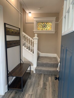 Interior - Clean & Spacious 4 bedroom house in Hamilton, sleeps 7 up and can sleep 2-4 down (Hamilton)