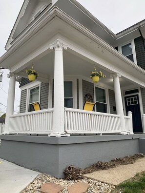 Exterior detail - Clean & Spacious 4 bedroom house in Hamilton, sleeps 7 up and can sleep 2-4 down (Hamilton)