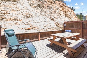 Outdoor dining - "Casa Del Rio Rojo 10" In Town, 2 Blocks to River, Jetted Tub, Pet Friendly (Red River)