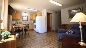 Ein kompakter Wohnbereich mit Küche, Essbereich und Wohnzimmer.