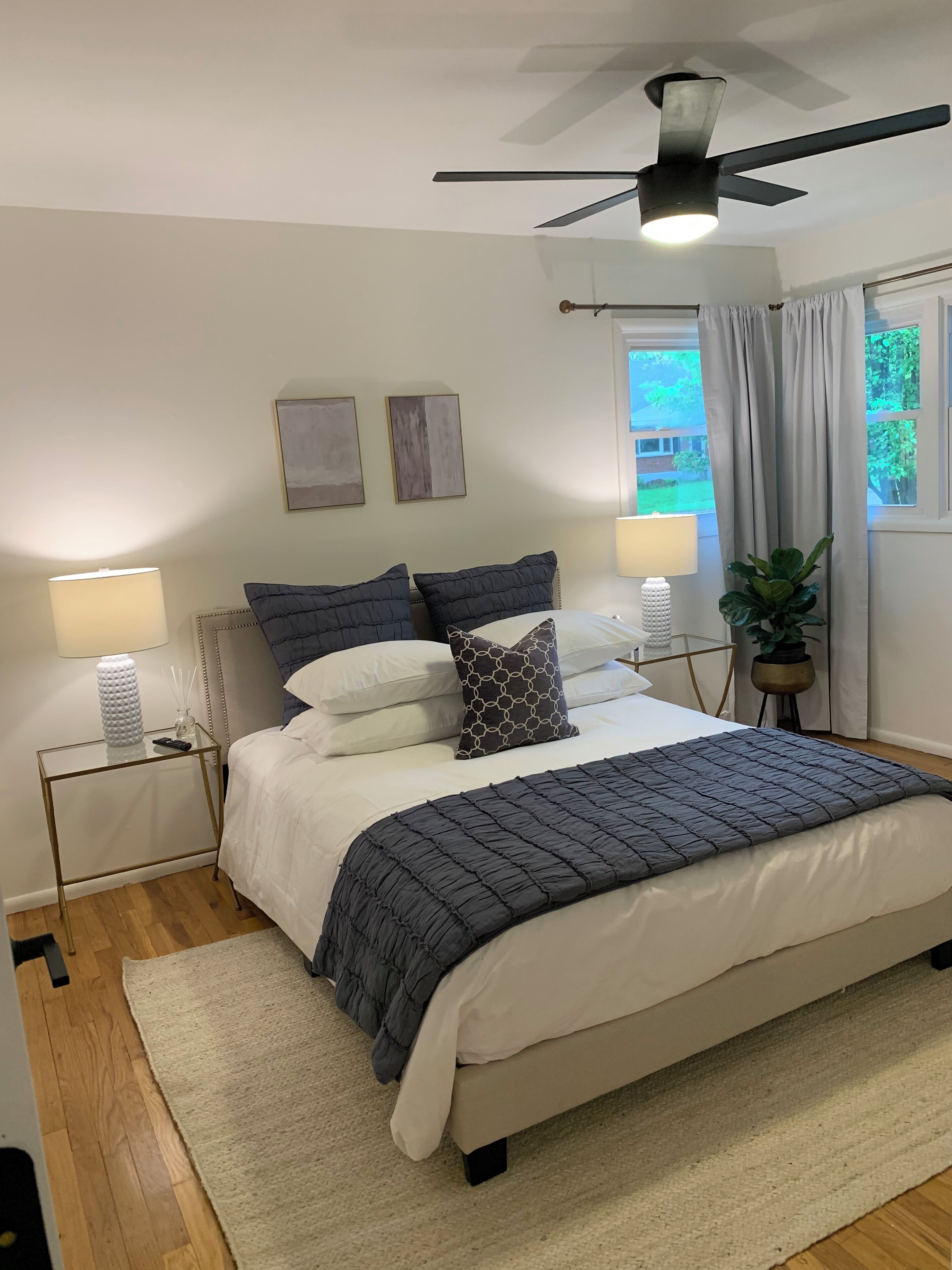 3 soveværelser, pengeskab på værelset, skrivebord, strygejern/strygebræt