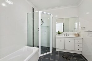 Dusche, Handtücher, Seife, Toilettenpapier