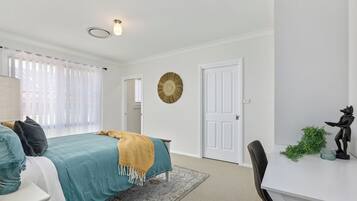 3 habitaciones, tabla de planchar con plancha, wifi y ropa de cama