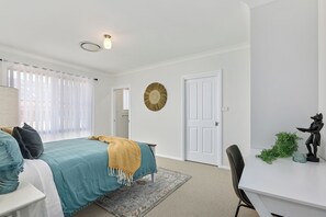 3 chambres, fer et planche à repasser, Wi-Fi, draps fournis