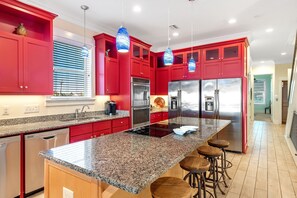 冷蔵庫、電子レンジ、オーブン、コンロ