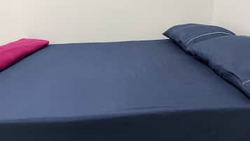 Quarto casal ou duplo básico, 1 cama de casal, para não fumantes | Escrivaninha, espaço de trabalho para notebook, Wi-Fi de cortesia