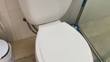 Chambre Double ou avec lits jumeaux, 1 lit double, non-fumeurs | Salle de bain | Douche, serviettes fournies, savon, shampoing