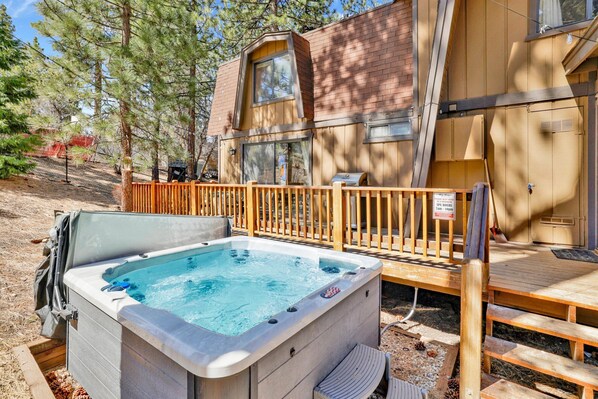 Terrace/patio - Big Cub Cabin Big Bear- Hot Tub- Games- Stargazing Igloo (Big Bear Lake)