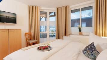 2 bedrooms, desk, WiFi