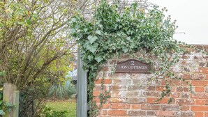 Exterior detail - 2 Lion Cottages, Knodishall (Knodishall)