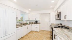 ثلاجة، ميكروويف، فرن، موقد طهي مسطح