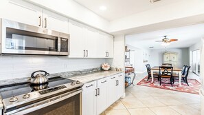 Fridge, microwave, oven, stovetop - Buttercup Ct, 40 in Marco Island (Marco Island)