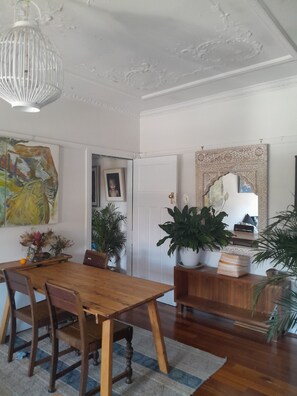 Dining - Sunlit beach retreat.  (Coogee)