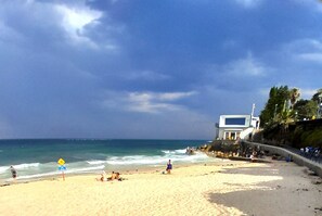 Beach nearby - Sunlit beach retreat.  (Coogee)