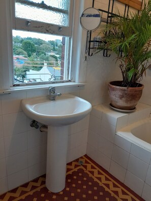 Towels, soap, toilet paper - Sunlit beach retreat.  (Coogee)