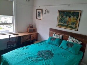 2 bedrooms, desk, iron/ironing board, WiFi - Sunlit beach retreat.  (Coogee)