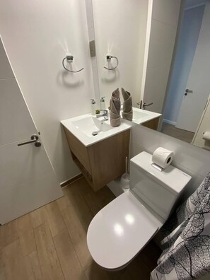 Een douche, een haardroger, handdoeken, zeep