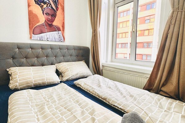 1 bedroom, bed sheets