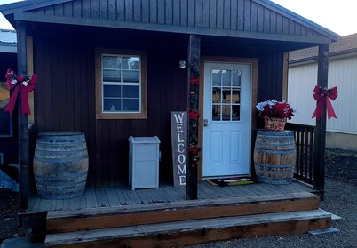 Charming cottage in serene Cottonwood with AC, WiFi.  