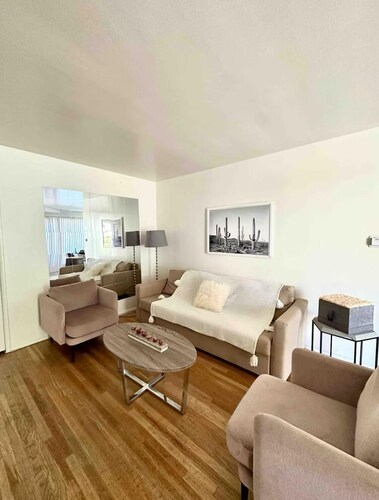 Charming and specious 2bedroom 2 2 bath apartment in Beverly Hills with AC, WiFi