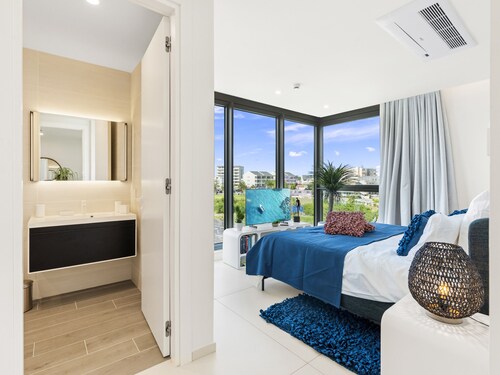 B-705 Stunning one bedroom with lagoon view