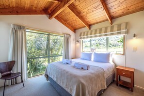 Comfort House, Sea View | 3 bedrooms, iron/ironing board, free WiFi - Tikirau Bay Views in Oneroa  (Waiheke Island)