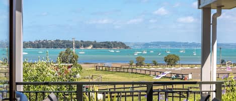 Comfort House, Sea View | In-room dining
