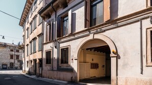Unclassified image, 4 of 30, button - La Promenade - district San Zeno (Verona)