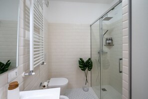 Een douche, een haardroger, een bidet, handdoeken