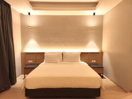 Premier Suite, City View | Desk, free WiFi