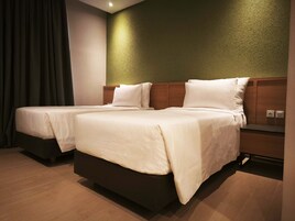 Deluxe Twin Room, City View | Desk, free WiFi