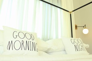 3 室のベッドルーム、デスク、アイロン / アイロン台、旅行用ベビーベッド