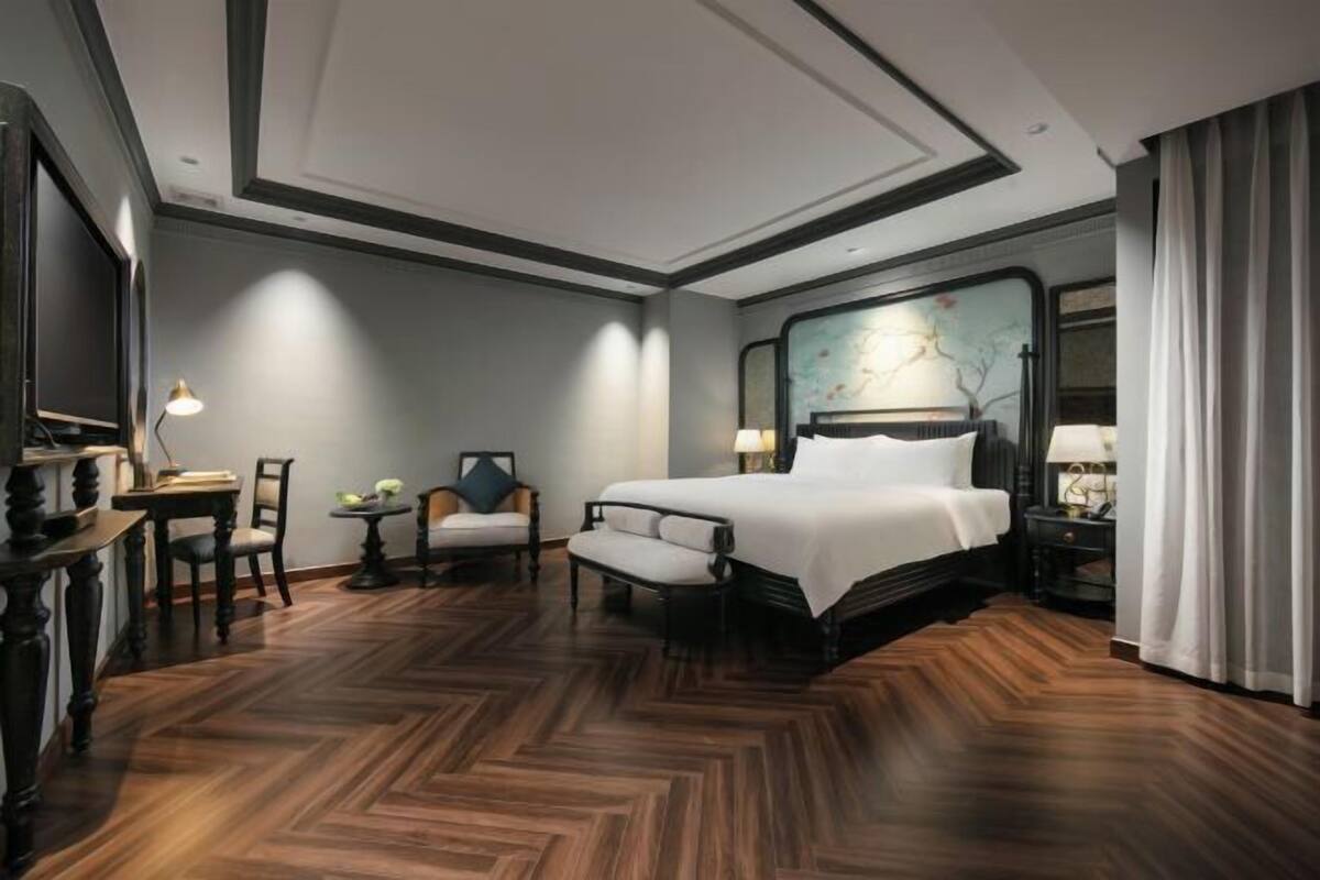 Minibar, caja de seguridad en la habitación y escritorio