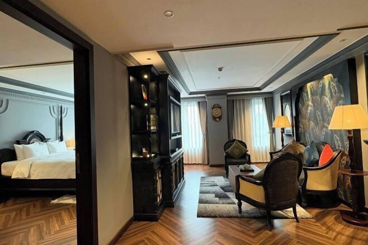 Minibar, caja de seguridad en la habitación y escritorio