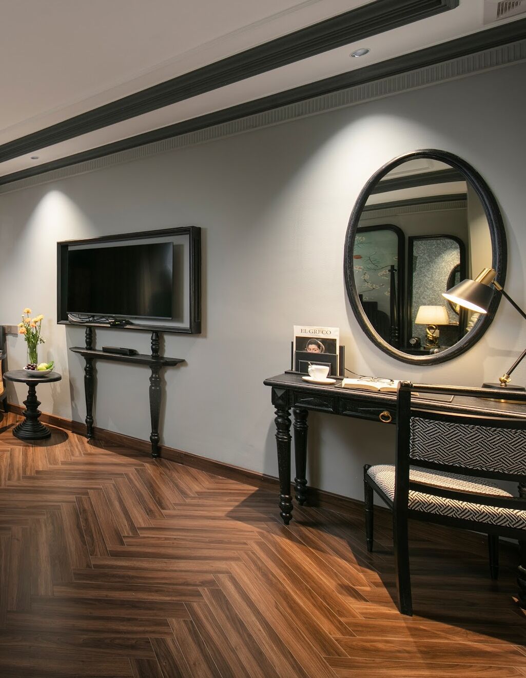 Deluxe Internal Window | Minibar, in-room safe, desk, laptop workspace