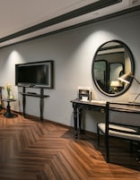 Classic Double Room | Bar mini, peti besi dalam bilik, meja, ruang kerja komputer riba